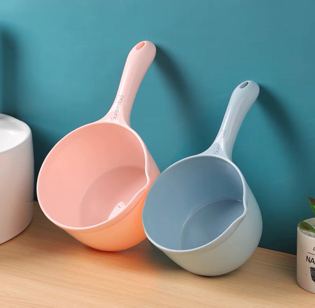 مغرف حمام بلاستيك بيد طويل 1.5 لتر AK 165